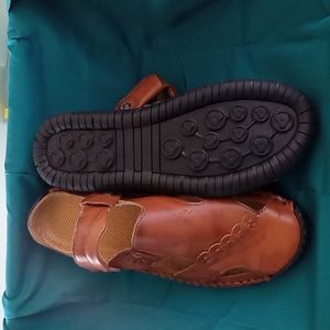 Leather walking shoes